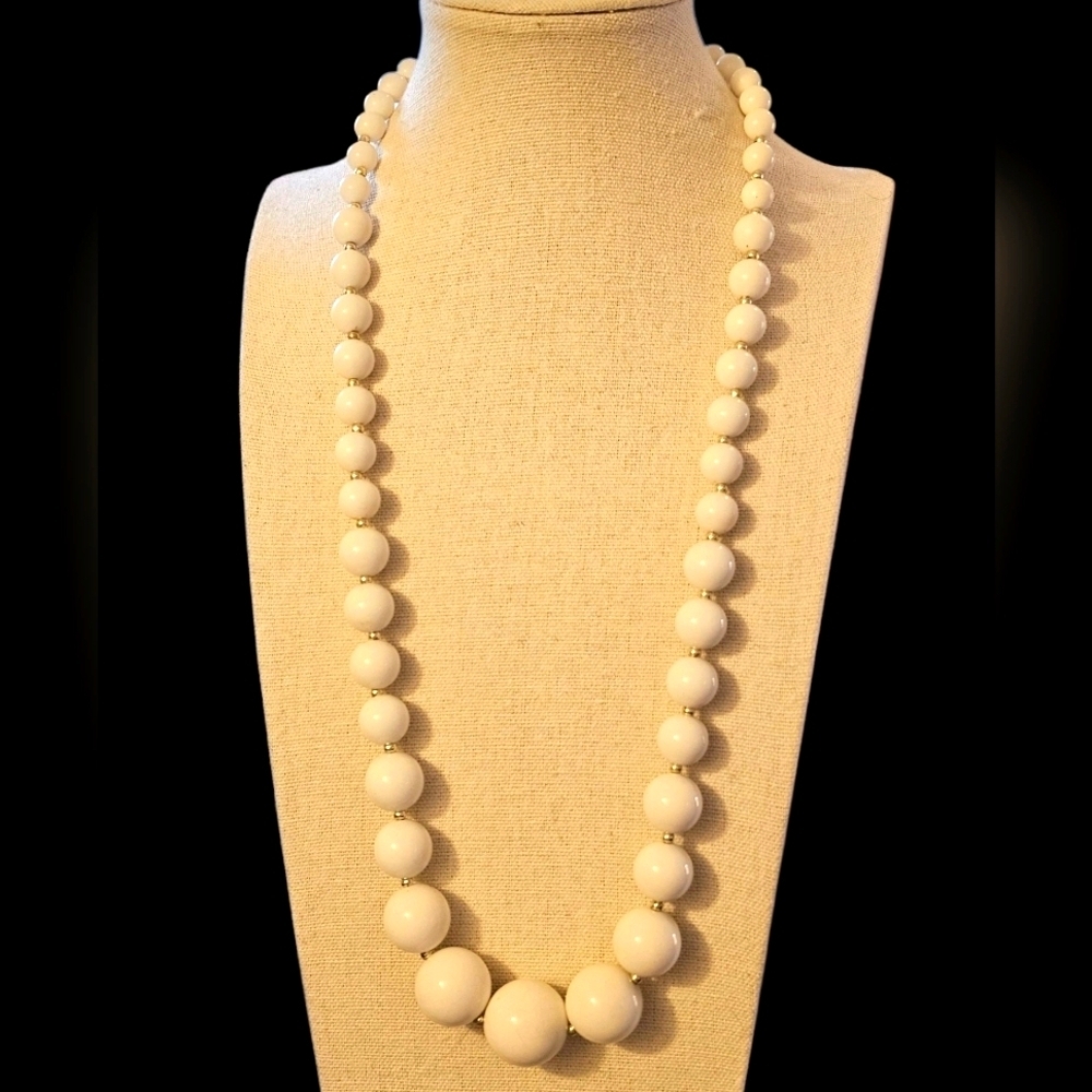 Vtg White Graduated Acrylic Bead Necklace Silver Spacers N1P101